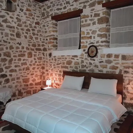 The Bridge Hostel * Berat