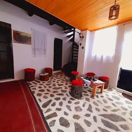 The Bridge Hostel * Berat