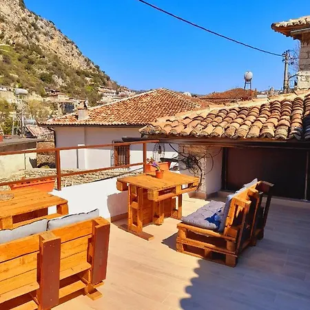 The Bridge Hostel * Berat