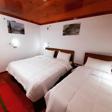 The Bridge Hostel * Berat